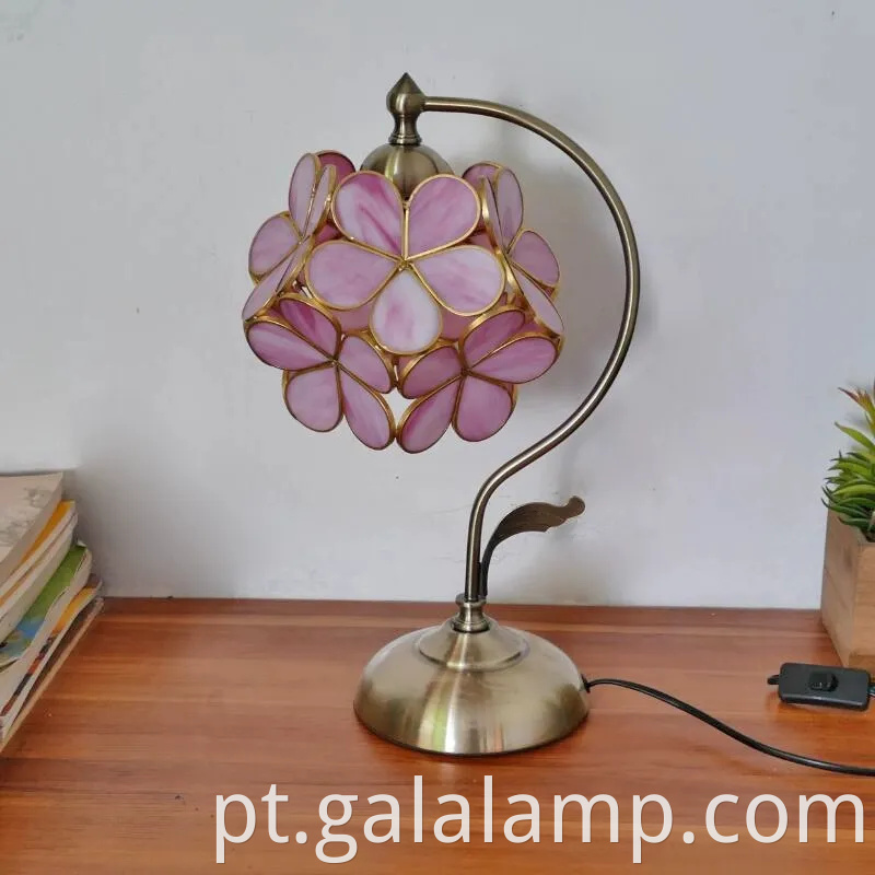 Luminador de mesa floral elegante para um brilho quente do quarto